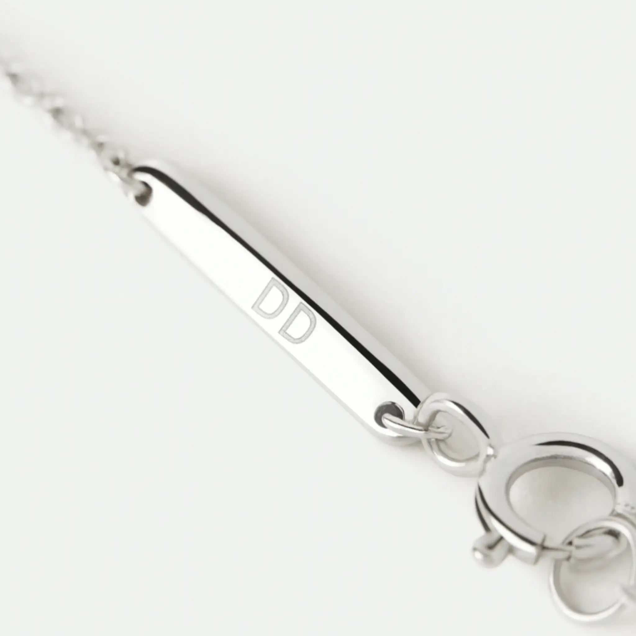 Personalised engraved necklace with Danibydsgn clasp in 925 sterling silver, showcasing elegant design and craftsmanship.