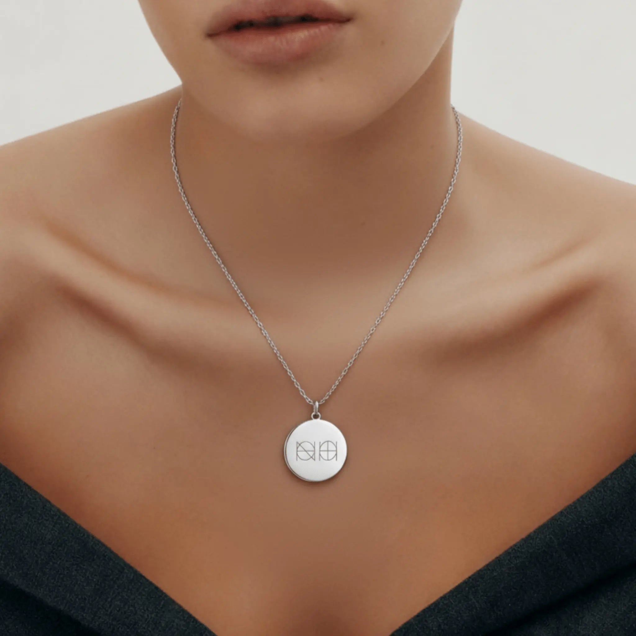 Engraved pendant necklace in 925 sterling silver worn by a model, showcasing personalized design by Danibydsgn.