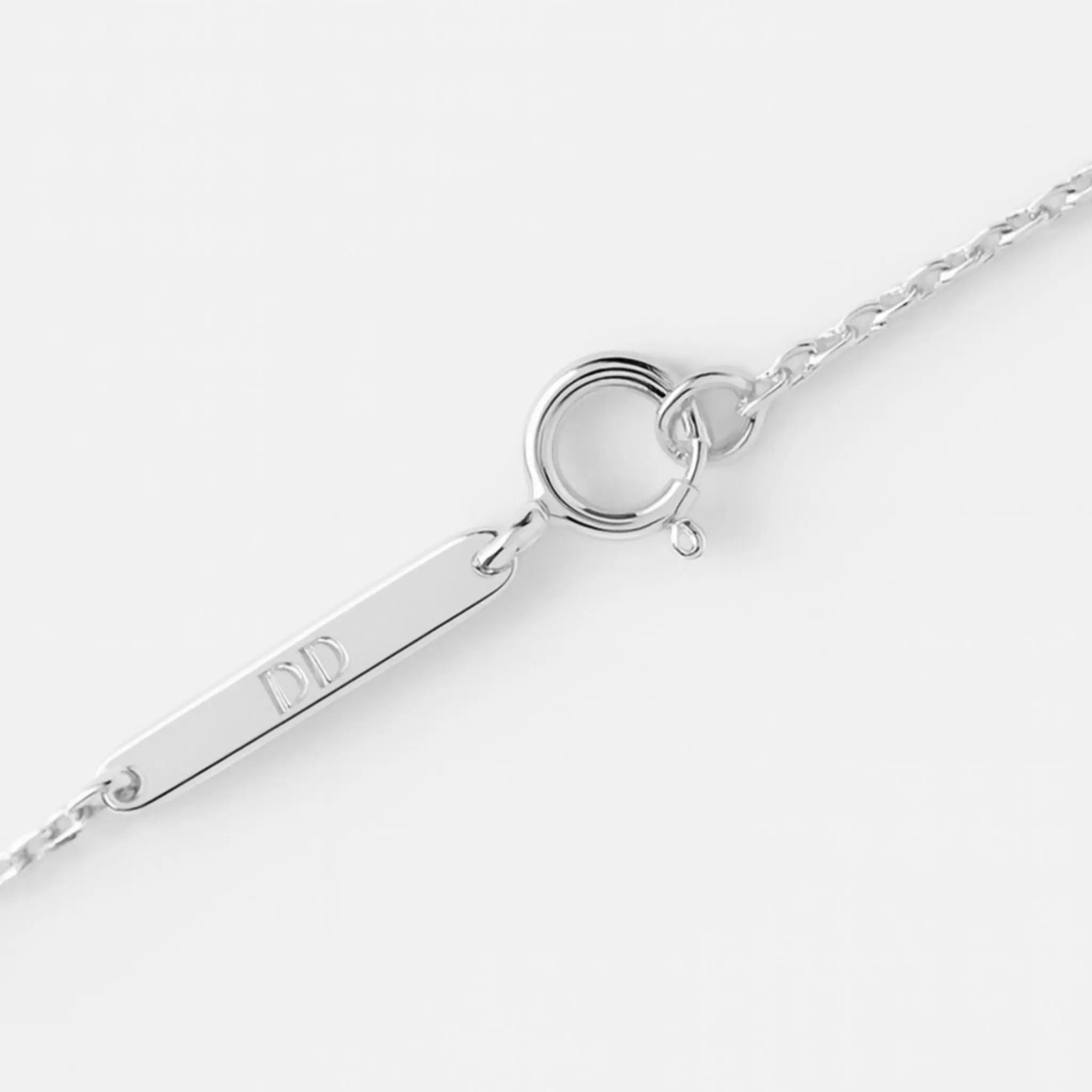 Close-up of the Danibydsgn signature clasp on a 925 Sterling Silver chain, engraved with the “DD” hallmark — a mark of craftsmanship and authenticity that completes each timeless fingerprint necklace.