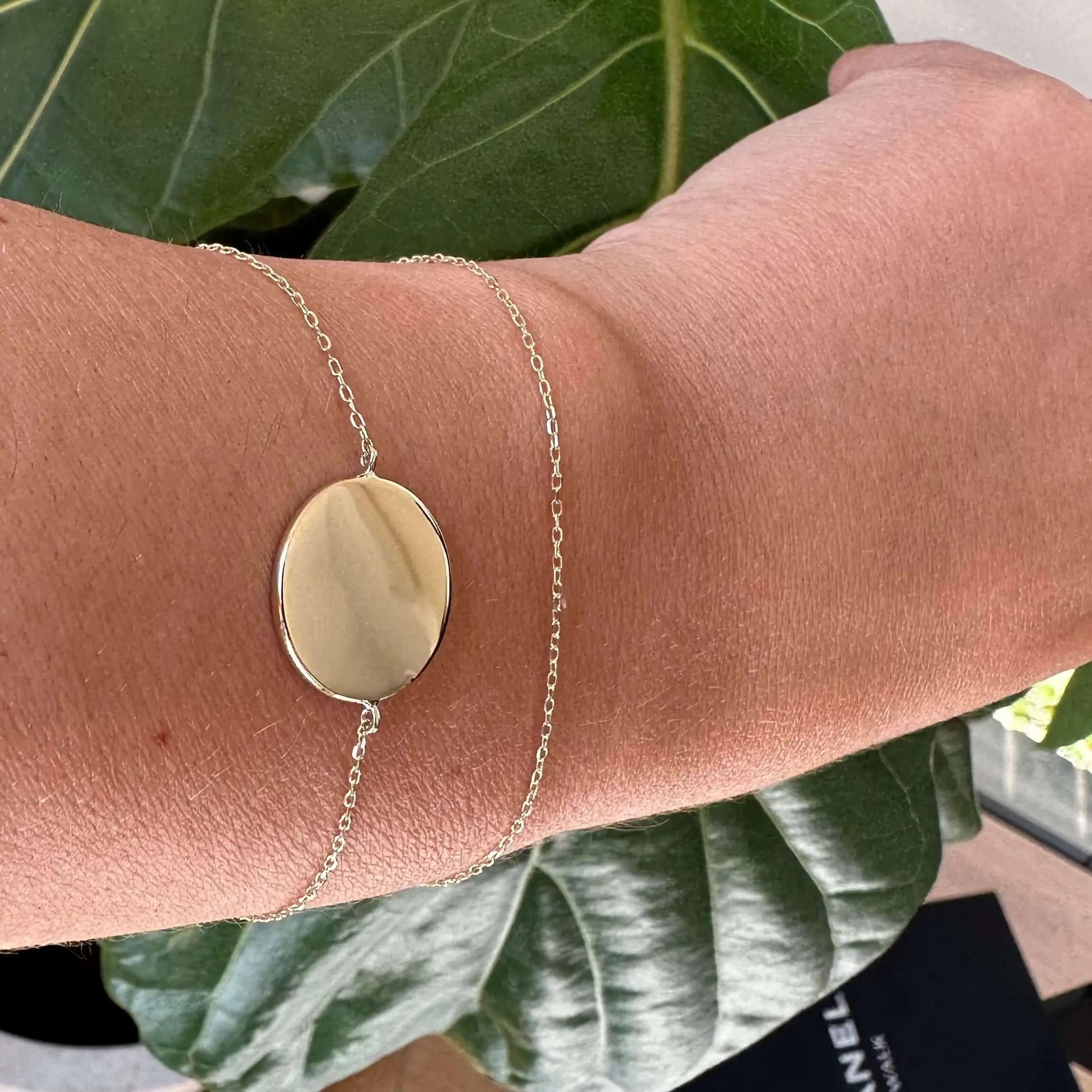 Engravable gold coin bracelet by Danibydsgn featuring a delicate design and shiny finish, perfect for personalized wear.