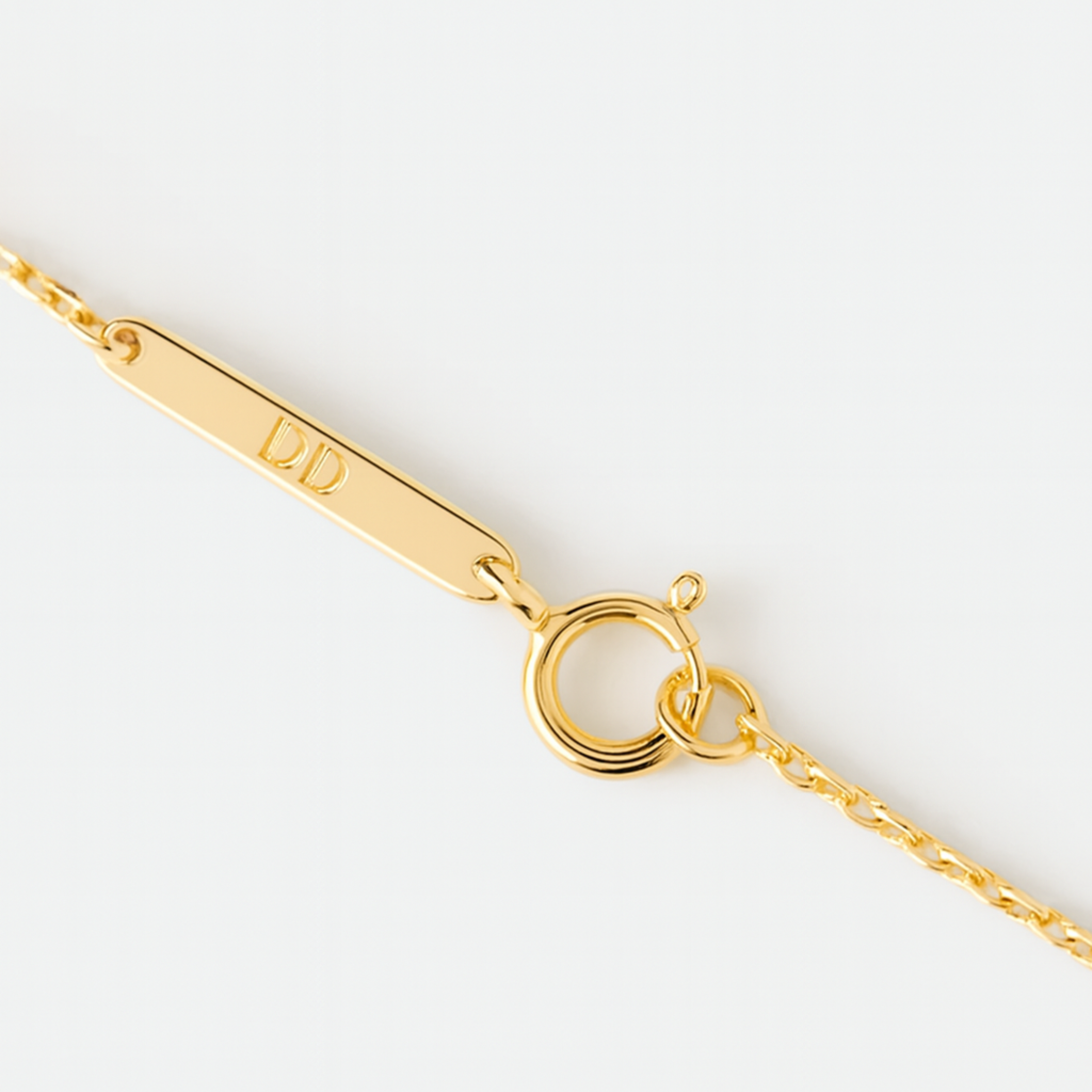 Photo of the necklace glasp with DD branding.  