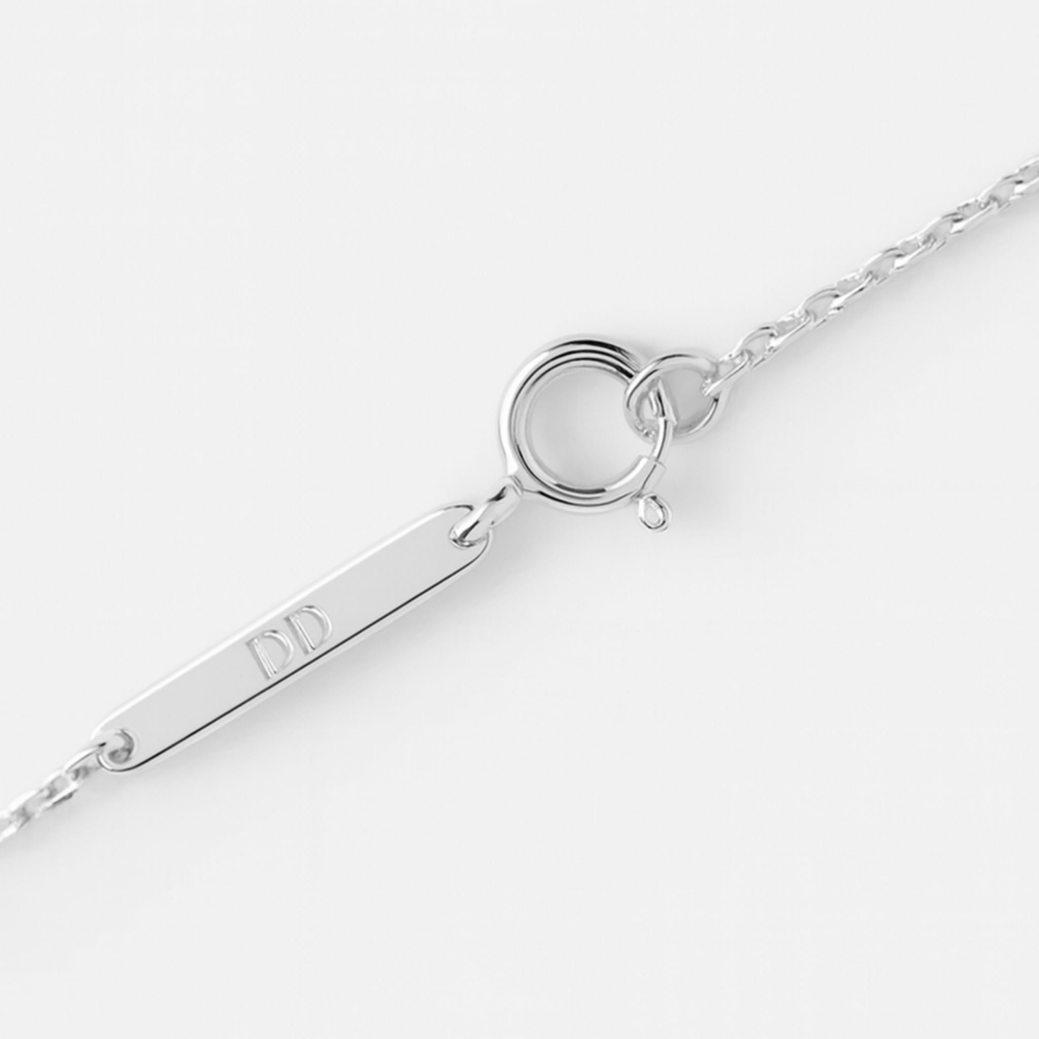 Close-up of the Danibydsgn signature clasp on a 925 Sterling Silver chain, engraved with the “DD” hallmark — a mark of craftsmanship and authenticity that completes each timeless fingerprint necklace.
