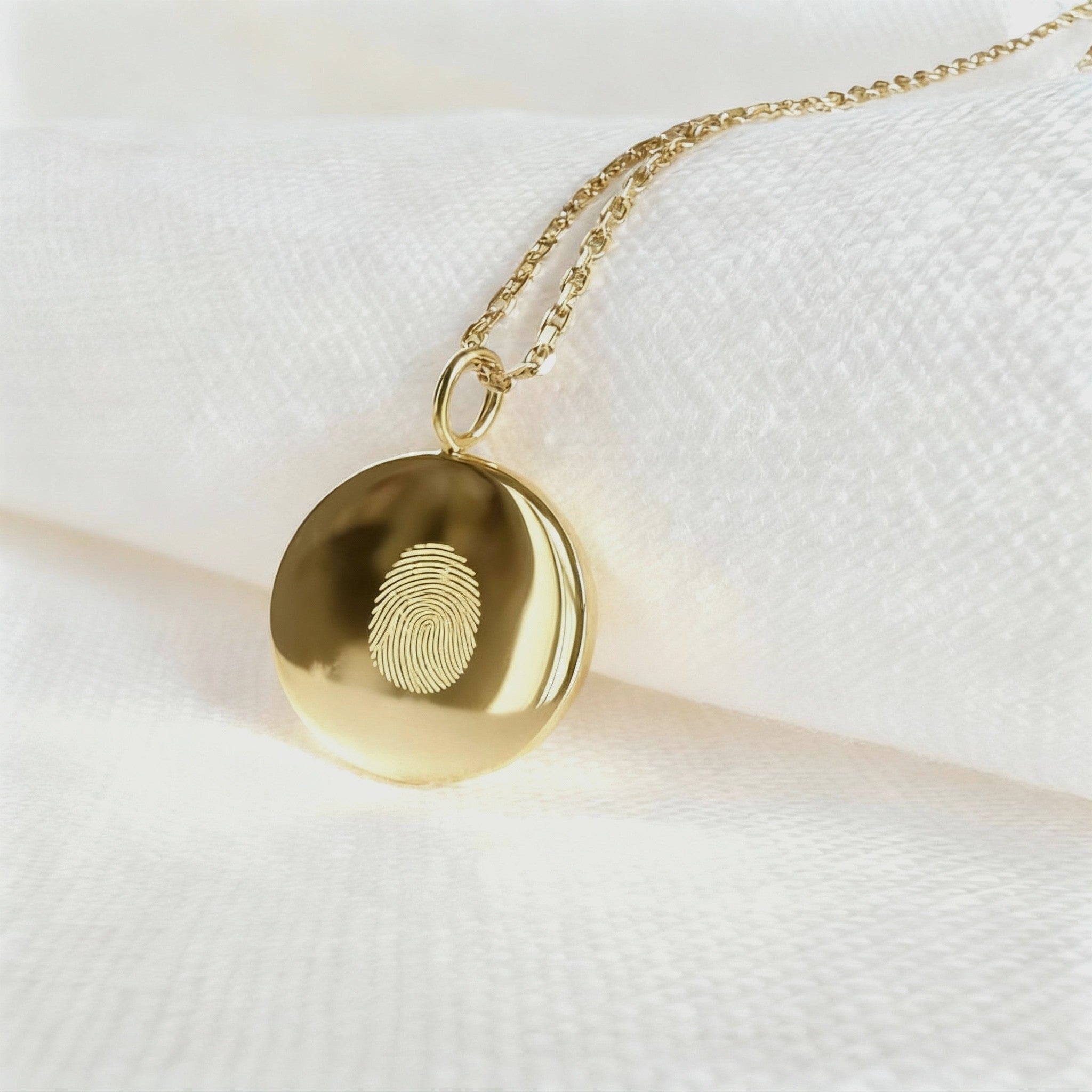 Personalized fingerprint necklace in 18K gold vermeil by Danibydsgn, featuring a custom-engraved fingerprint on a polished round pendant. A meaningful keepsake and luxury jewelry piece designed to celebrate loved ones with timeless elegance and emotional significance.