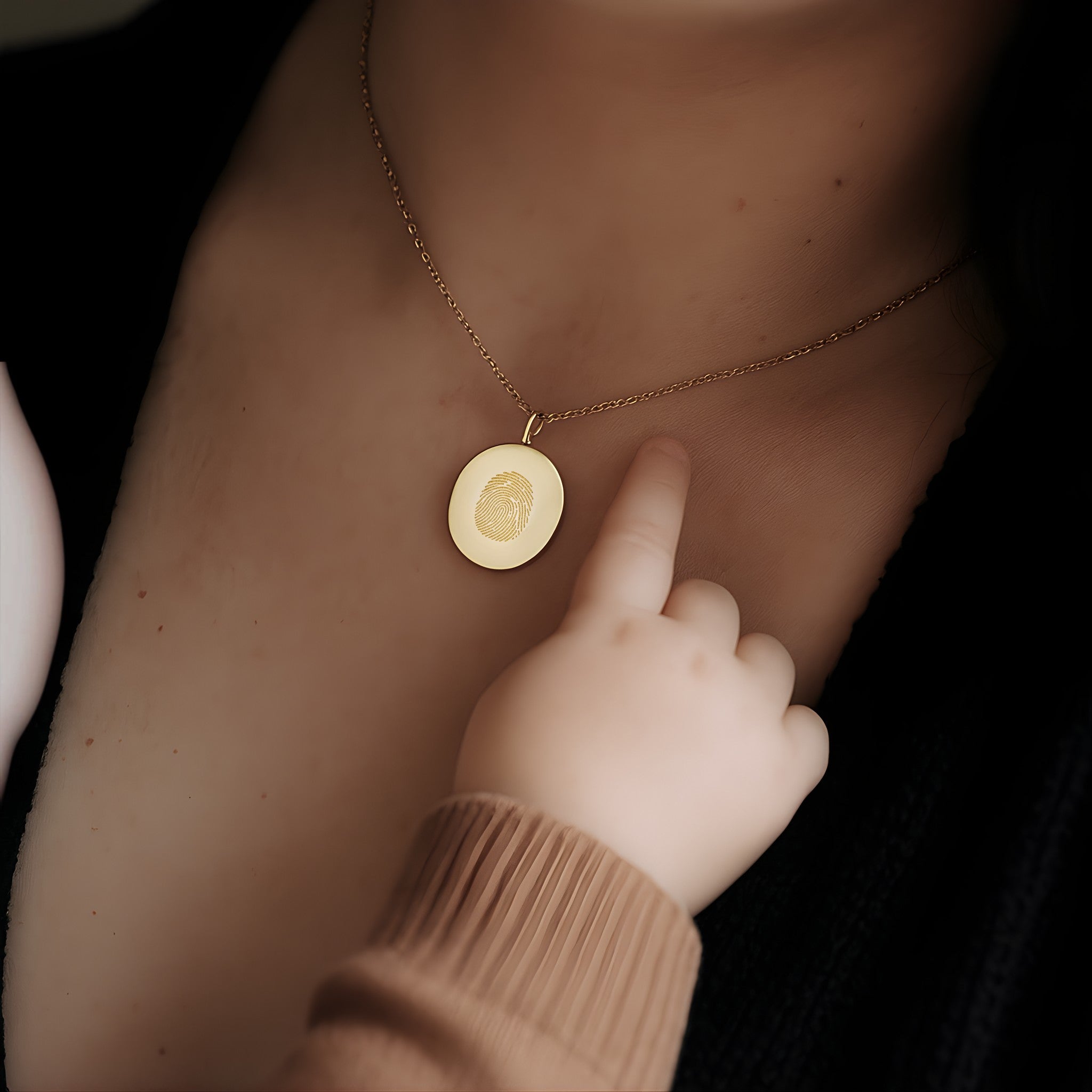 Single fingerprint pendant necklace in 18K gold vermeil by Danibydsgn — a custom engraved keepsake jewelry piece featuring a loved one’s fingerprint, designed for meaningful connection and luxury personalization. Perfect for memorial jewelry, gifts, and timeless everyday wear.