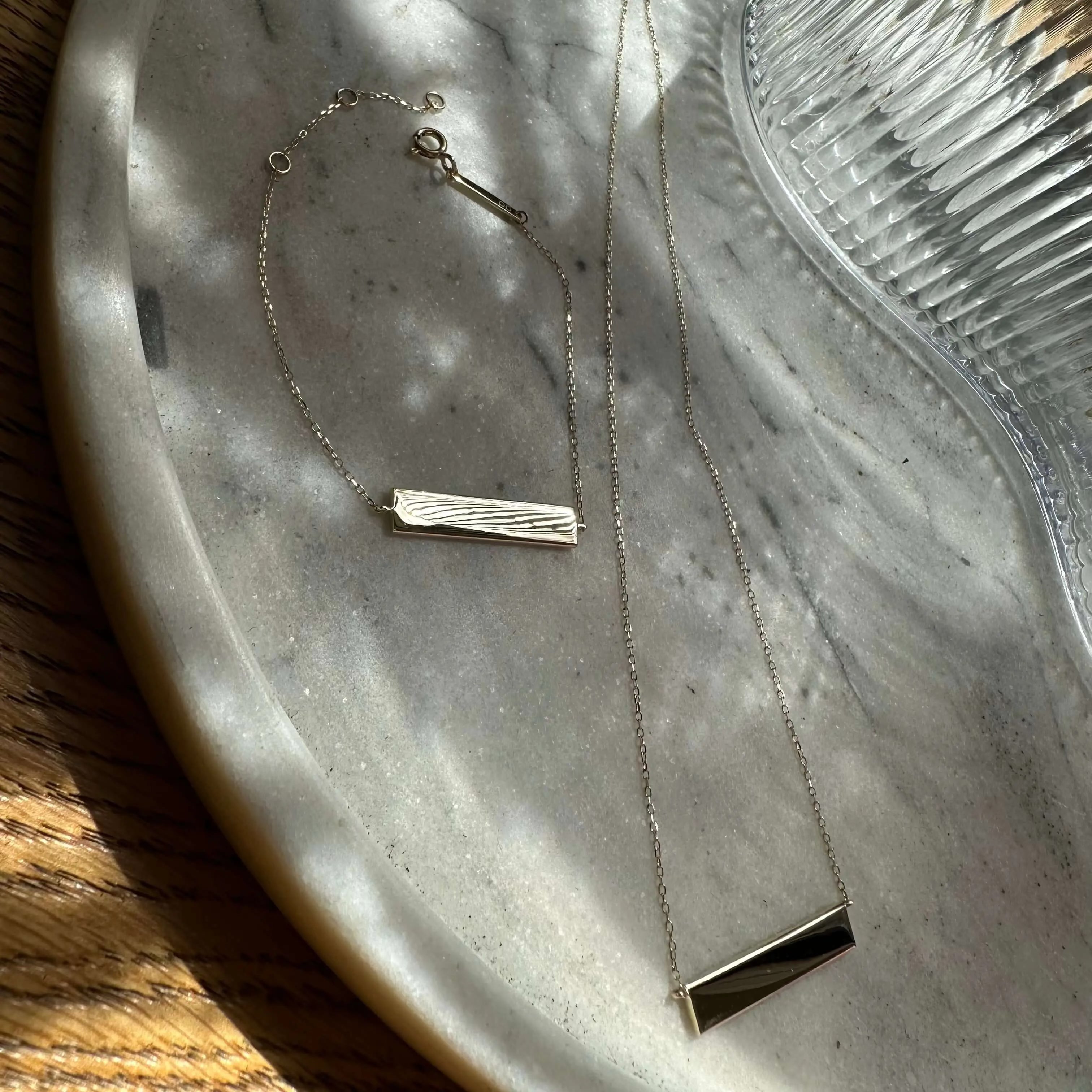 Engravable solid gold bar bracelet by Danibydsgn, showcasing a sleek design and elegant finish.